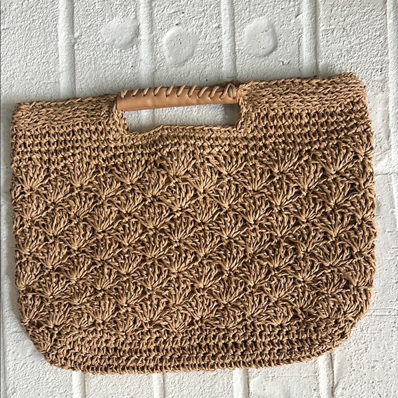 Banana Republic Handbags - EUC Banana Republic raffia/straw/macrame handbag.